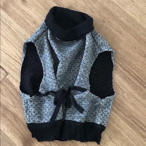 Sleeveless cropped sweater with back tie. - Picture 5 of 5
